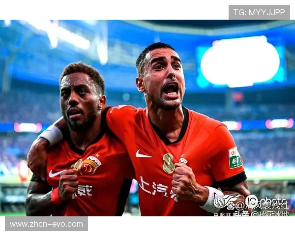 球迷以德比战现场高喊口号激情澎湃这一幕瞬间点燃全场热血 球迷以德比战现场高喊口号激情澎湃这一幕瞬间点燃全场热血