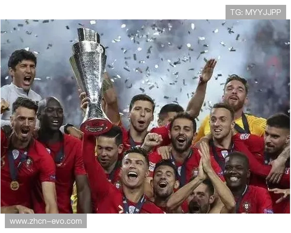 葡萄牙队热烈庆祝欧国联夺冠 C罗成为全场焦点被队友围绕