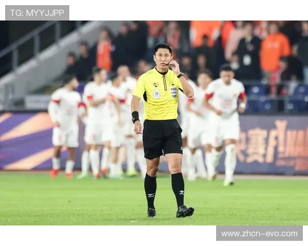 马宁执法国安对阵成都激战 双方球迷高唱歌曲怒骂足协场面火爆 马宁执法国安对阵成都激战 双方球迷高唱歌曲怒骂足协场面火爆